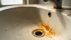 Manchas amareladas? Adicione uma pitada de pó caseiro e nem vai reconhecer o seu lavatório